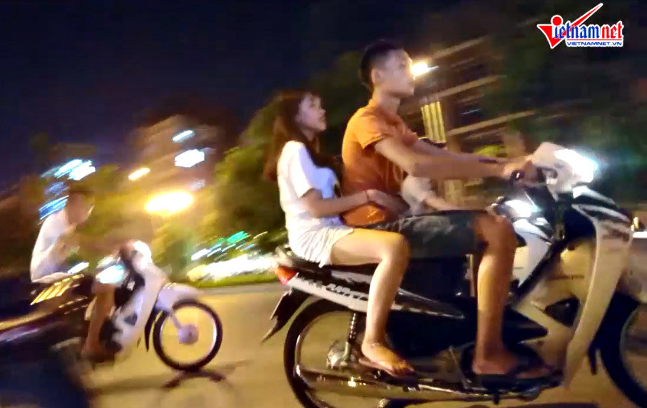 Nếu có mặt tại khu vực hồ Gươm vào độ 1h - 2h sáng thì nhiều người không lạ lẫm gì với hình ảnh những nam thanh, nữ tú đầu không đội mũ bảo hiểm và phóng xe với tốc độ cao xung quanh khu vực hồ.