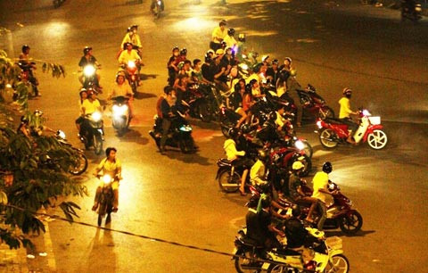 Hình ảnh các bạn trẻ tụ tập để chuẩn bị cho một cuộc bão đêm.