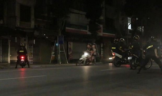 Không chỉ tổ chức đua xe trái phép ở nhưng con đường rộng và thẳng, những dân tổ giờ còn nâng đẳng cấp của mình lên tầm cao mới bằng việc lạng lách, đánh võng qua những con phố cổ nhỏ và hẹp.