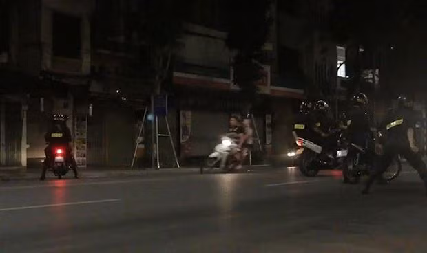 Không chỉ tổ chức đua xe trái phép ở nhưng con đường rộng và thẳng, những dân tổ giờ còn nâng đẳng cấp của mình lên tầm cao mới bằng việc lạng lách, đánh võng qua những con phố cổ nhỏ và hẹp.