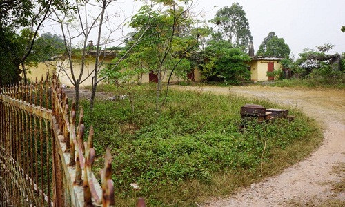 Kho thuốc sâu nằm ở khu vực ranh giới khối 1 và khối 2, thị trấn Rừng Thông. Ảnh: Nguyễn Dương.