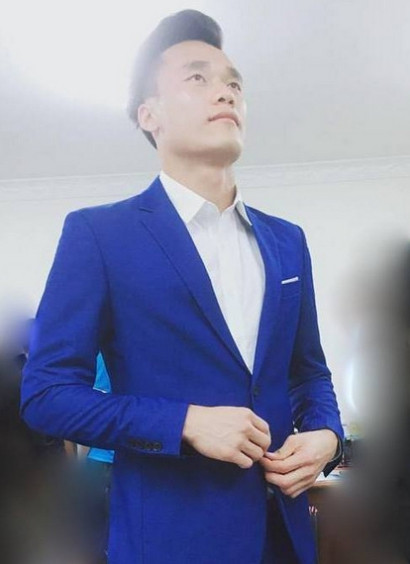 Hình ảnh Bùi Tiến Dũng làm người mẫu tại show diễn Tuần lễ thời trang quốc tế Việt Nam 2018 cũng bị rò rỉ khi anh chàng này bị các phóng viên tác nghiệp tại sự kiện bắt gặp.