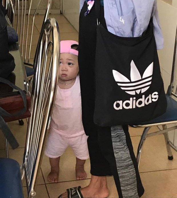 Điều đáng ngại nhất đó là Bella không cho bất cứ ai tiếp cận với con mình, liên tục lấy mũ bịt mặt con hay cho con vào trong góc khuất vì không muốn mọi người xem mặt cháu bé. Cô cho rằng muốn xem mặt con trai mình phải mua vé.