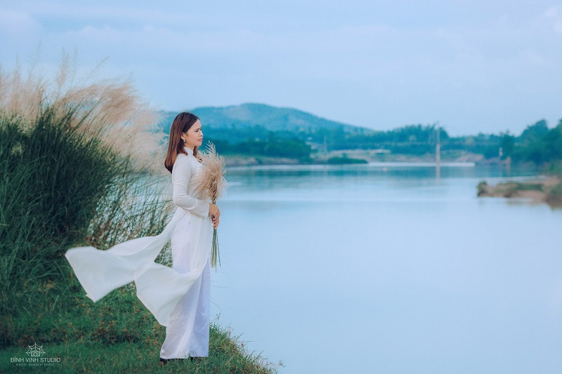 Cả bãi lau là một không gian hoang sơ, yên bình, hoa lau bồng bềnh trong gió... Muốn ra bãi lau này phải dùng thuyền vượt sông Lam.