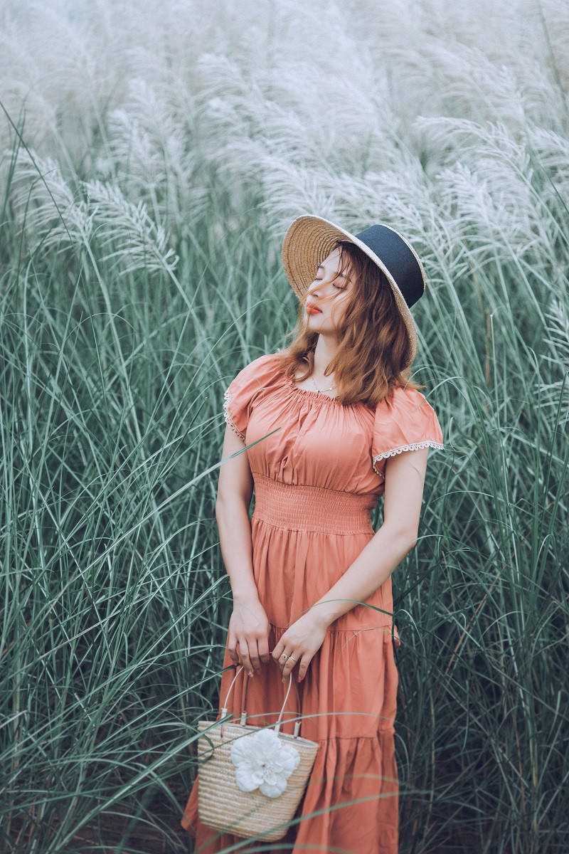 Những ngày qua, bên cạnh cánh đồng cỏ lau ở Nam Đàn thì giới trẻ xứ Nghệ có thêm sự lựa chọn khác đó bãi lau Thanh Chương. Địa điểm này, nằm ở đoạn chảy qua 2 xã Thanh Tiên và Thanh Văn.