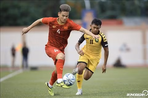 Không chỉ được xếp đá ở vị trí hậu vệ phải, trong trận chung kết SEA Game với U22 Indonesia, HLV Park Hang-seo còn thử kéo Tấn Tài sang cánh trái và anh hoàn toàn đáp ứng được kì vọng của người thầy.