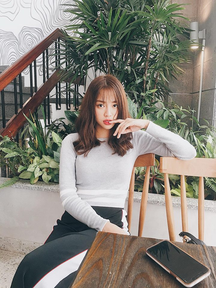 Nét trẻ trung cùng nụ cười tỏa nắng là bí quyết đốn gục người hâm mộ ngay từ ánh nhìn đầu tiên dành cho Thiên Nga.