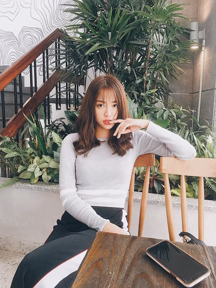 Nét trẻ trung cùng nụ cười tỏa nắng là bí quyết đốn gục người hâm mộ ngay từ ánh nhìn đầu tiên dành cho Thiên Nga.