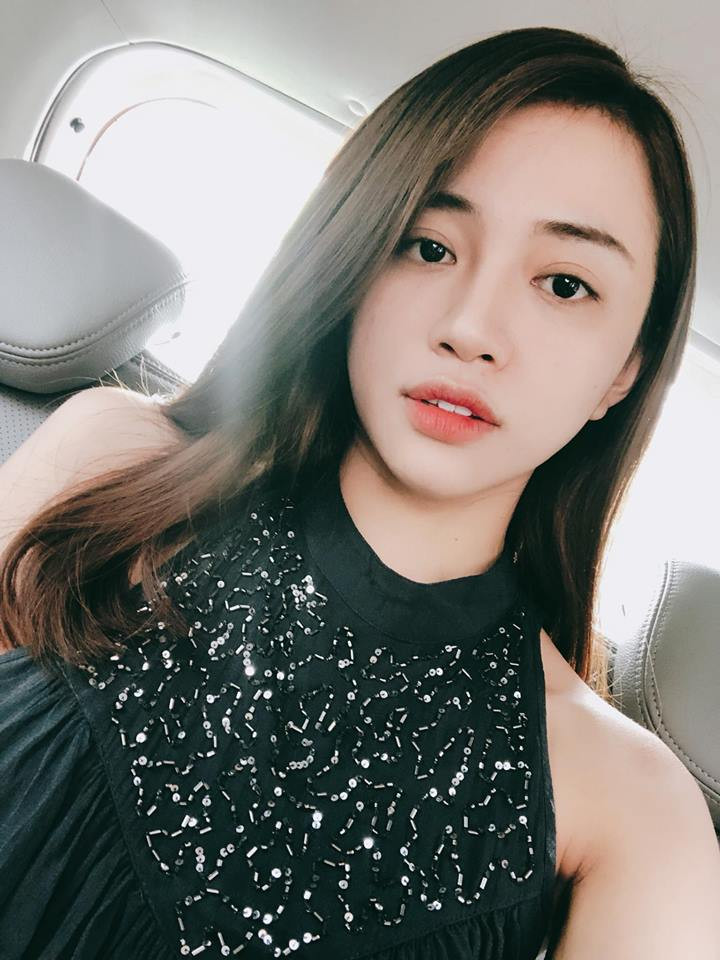 Bên cạnh những khoảnh khắc "tỏa sáng" trong bộ bikini nóng bỏng, Thiên Nga cũng có những bức ảnh khoe trang phục đời thường cực ngọt ngào và mềm mại.