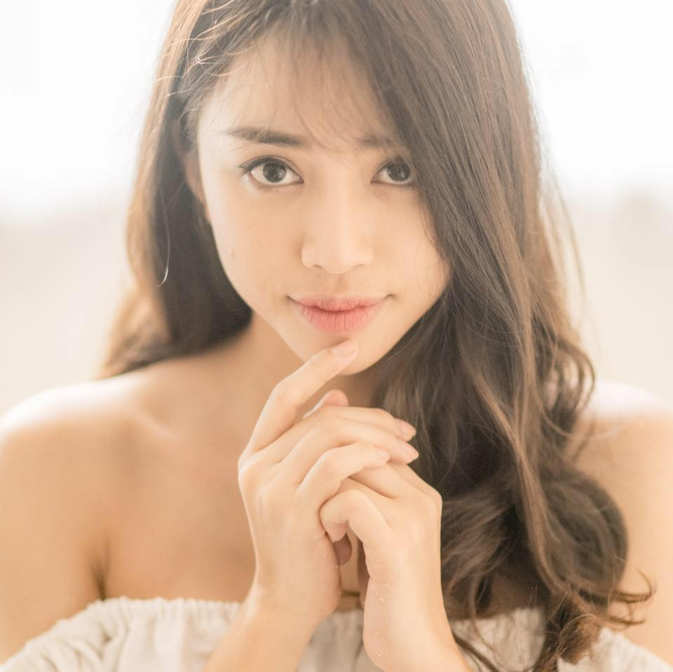 Vẻ đẹp trong sáng của Thiên Nga cũng được cô liên tục thể hiện qua những bức ảnh chia sẻ trên trang cá nhân. , 