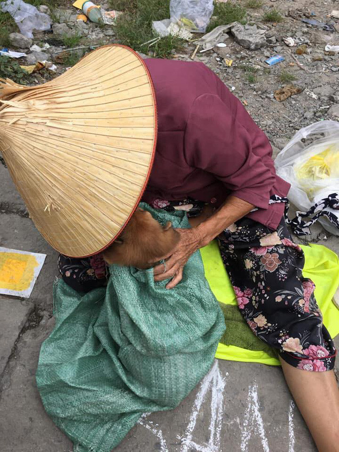 Chủ tài khoản P.P viết: "Con chuẩn bị về với cô ngoan nhé, con hun bà 1 cái đi, về với cô ngoan ngoan". Đó là những lời bà nói cùng bé cún khi chuẩn bị cho bé vào bao về nhà mới. Vừa cho bé vào bao bà vừa khóc, tủi thân vì phải bán nó đi.