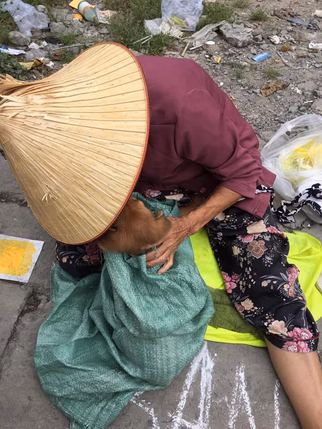 Chủ tài khoản P.P viết: "Con chuẩn bị về với cô ngoan nhé, con hun bà 1 cái đi, về với cô ngoan ngoan". Đó là những lời bà nói cùng bé cún khi chuẩn bị cho bé vào bao về nhà mới. Vừa cho bé vào bao bà vừa khóc, tủi thân vì phải bán nó đi.