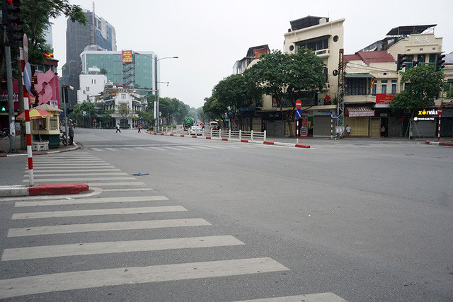 Góc phố Hàng Bông lúc 8h là thời điểm thường xảy ra ùn ứ giao thông nhưng lại vắng vẻ trong ngày nghỉ lễ. Mời quý độc giả xem clip Đường phố Hà Nội vắng vẻ trong ngày đầu nghỉ lễ - Nguồn: VTC14