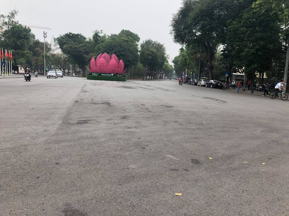 Những con đường hàng ngày tấp nập người ở Hà Nội thì nay lại trở nên vô cùng vắng vẻ.