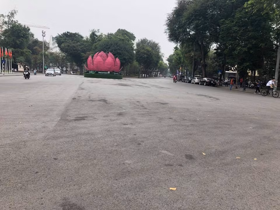 Những con đường hàng ngày tấp nập người ở Hà Nội thì nay lại trở nên vô cùng vắng vẻ.
