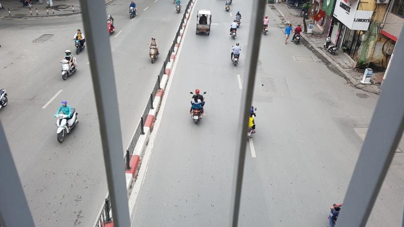 Hình ảnh Hà Nội vắng vẻ liên tục được dân mạng truyền tay nhau, kèm theo đó là hàng loạt những lời bình luận thích thú với quang cảnh hiếm thấy này.