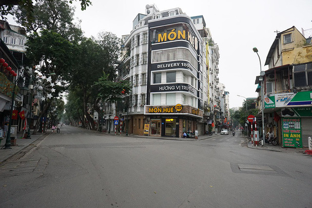 Góc phố Tràng Thi vắng vẻ không một bóng người dịp nghỉ lễ dài ngày.