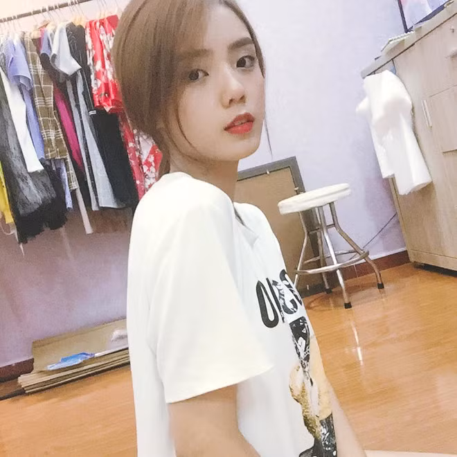 Sau những hoài nghi của dân mạng, Lâm Á Hân thoải mái cho biết sau khi sinh con, em bé dùng sữa mẹ nên vẫn chưa giảm được cân. Đây là lời giải thích cho thắc mắc về vòng một lớn bất thường của 9X.