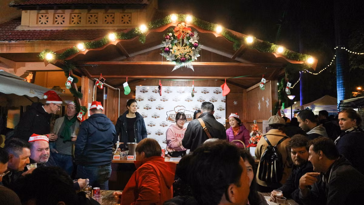 Không gian bán bia Đức thu hút được rất nhiều người tới thưởng thức để tìm hiểu về loại bia trứ danh, nổi tiếng khắp thế giới.