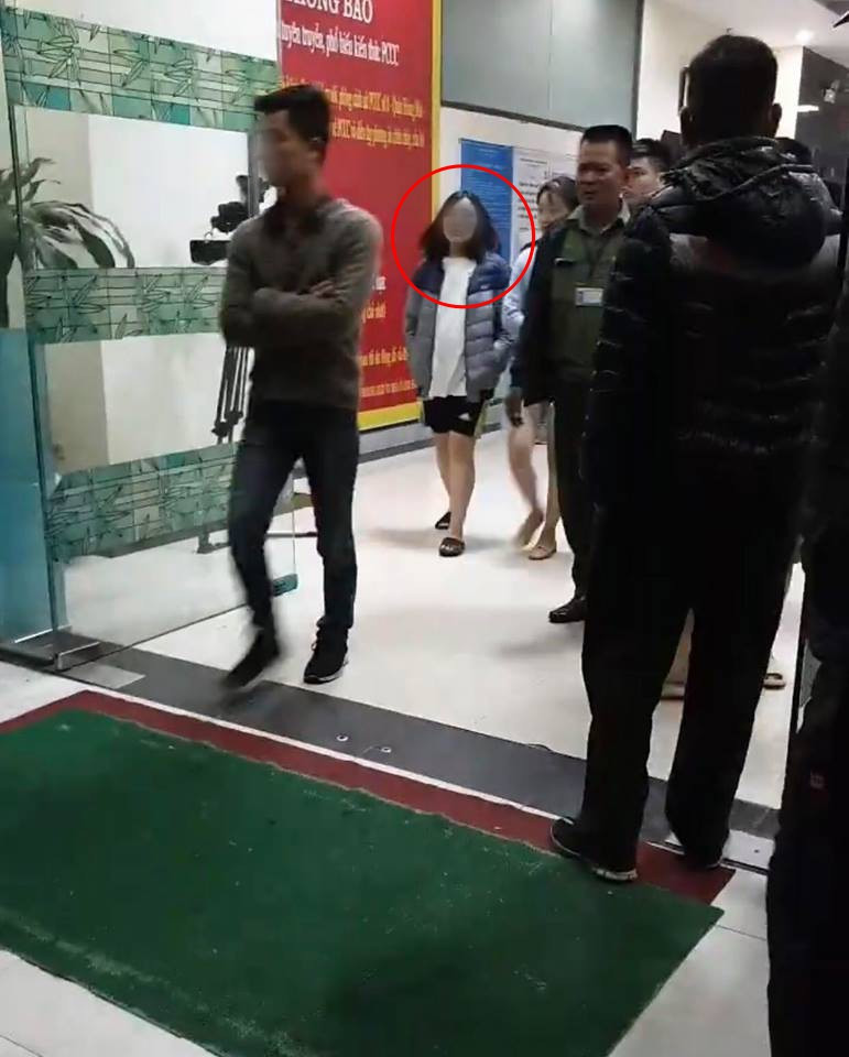 Ngay sau đó, cơ quan chức năng đã vào cuộc và tìm ra được nữ sinh có hành vi tàn nhẫn trên thuộc tầng 31 khu HH Linh Đàm và dân mạng đã có những ý kiến về sự việc trên.