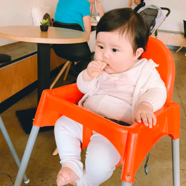 Cho tới nay vẫn chưa biết chính xác tên tuổi của cô nhóc trong loạt ảnh do tài khoản @euni_eun đăng tải nhưng chừng ấy bức ảnh thôi cũng đủ khiến dân mạng cười khúc khích và muốn ôm ấp cô bé này rồi.