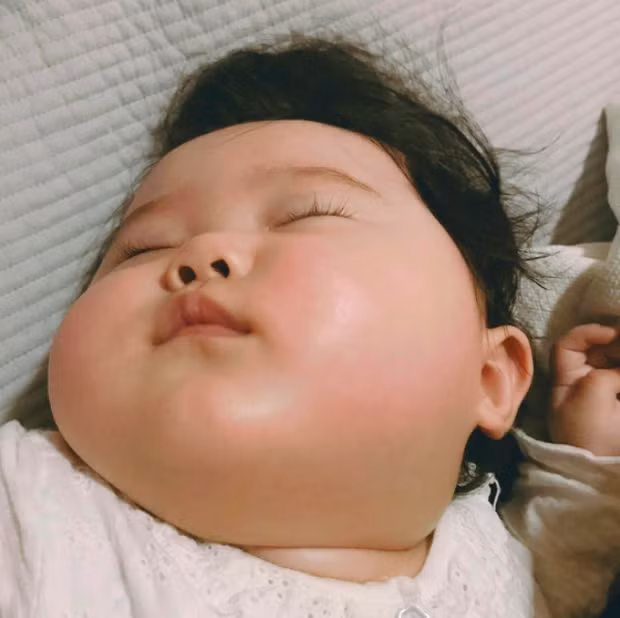 Mới đây, trên tài khoản Instagram @euni_eun đã cho đăng tải loạt ảnh và clip của một cô nhóc Hàn Quốc siêu đáng yêu với chiếc má bánh bao phúng phính mà chỉ khi mới nhìn thấy thôi, đã khiến dân mạng tỏ ra muốn cưng nựng.