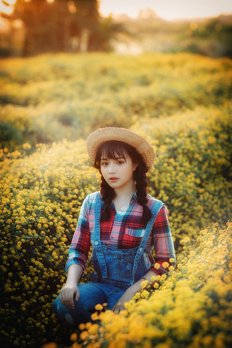 Khi đến làng Văn Giang thời gian này, khách phượt có thể ghé trực tiếp hai địa điểm nhiều cúc nhất là xã Nghĩa Trụ và Nghĩa Trai. Tuy vậy, theo chia sẻ của người địa phương, mặt hoa ở Nghĩa Trai có thể rộ và đẹp hơn.