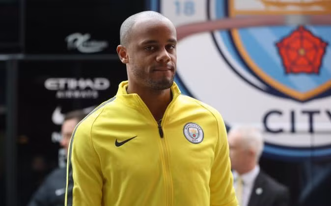 Napoli săn Kompany: Theo Calciomercato, Napoli đã mở cuộc đàm phán chiêu mộ trung vệ Vincent Kompany. Cơ hội của đội bóng Italia là khá cao bởi Kompany đang nằm trong danh sách cần bán của Man City vào cuối mùa giải này. Ảnh: Goal.com