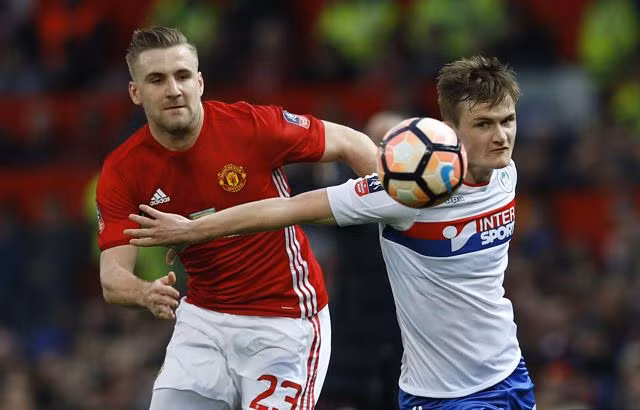 Luke Shaw được hỏi mua với giá 15 triệu bảng: Theo Daily Star, Newcastle United đã lên kế hoạch hỏi mua hậu vệ trái Man United. Hợp đồng của Luke Shaw với Man United chỉ còn 14 tháng nữa là kết thúc. Theo đó, khả năng Shaw phải rời Old Trafford là không nhỏ. Và nhân cơ hội này, Newcastle United đã chuẩn bị 15 triệu bảng hỏi mua hậu vệ người Anh. Ngoài Chích chòe, cả Crystal Palace lẫn Stoke City để ngỏ ý muốn có Shaw. Ảnh: Goal.com