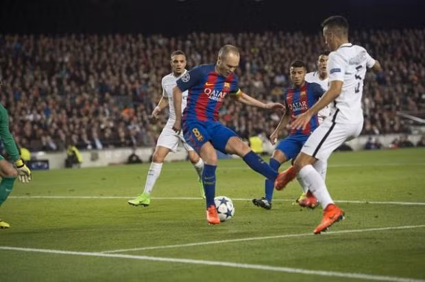 Trung Quốc vung tiền mời gọi công thần Barca: Xoay quay tương lai của Andres Iniesta tại Camp Nou, báo giới Tây Ban Nha mới đây đưa tin ngôi sao 33 của Barcelona đã từ chối một lời đề nghị khủng đến từ Trung Quốc. Cụ thể, túi tiền không đáy Trung Quốc đã đưa ra mời gọi với mức lương lên tới 35 triệu euro sau thuế mỗi năm cho Iniesta, một con số phải nói là cực kỳ hấp dẫn với bất cứ cầu thủ nào. Dẫu vậy, tiền vệ người Tây Ban Nha được cho là đã thẳng thừng từ chối lời đề nghị này. Ảnh: AS