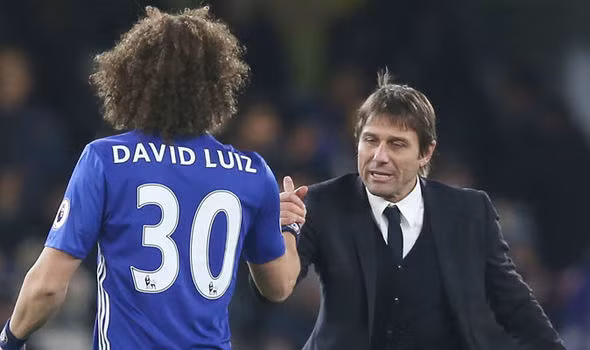 Nguồn tin từ Tây Ban Nha cho hay, Chelsea cố đẩy David Luiz sang Real Madrid sau khi cầu thủ người Brazil có những bất đồng với HLV Conte. Ảnh: AS