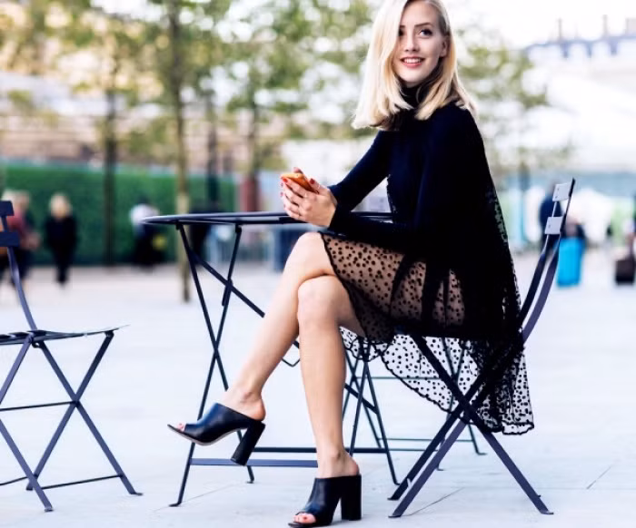 Hot girl chân ngắn người Đan Mạch được cư dân mạng nhắc tới thời gian vừa qua nhờ phong cách thời trang trẻ trung và lạ mắt có tên Sarah Mikaela, cô nàng này chỉ cao vỏn vẹn có 1m52 nhưng lại vô cùng tự tin với chiều cao của mình.