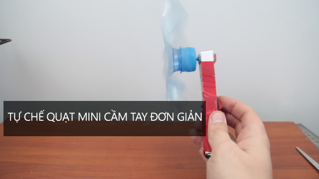 Những chiếc quạt mini được các bạn học sinh mua hay có thể tự chế để làm giảm nhiệt độ cơ thể của mình trong những ngày nắng nóng đỉnh điểm.