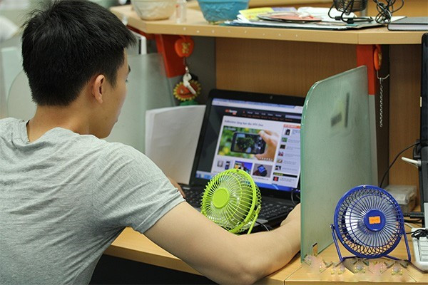 Đa phần các dân mạng đều cho rằng, cách chống nóng này khá độc đáo. Khi lớp học có lắp điều hòa nhưng với lượng học sinh lên tớ 40 - 50 người thì không thể mát được.