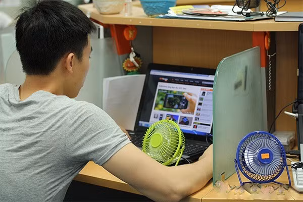 Đa phần các dân mạng đều cho rằng, cách chống nóng này khá độc đáo. Khi lớp học có lắp điều hòa nhưng với lượng học sinh lên tớ 40 - 50 người thì không thể mát được.