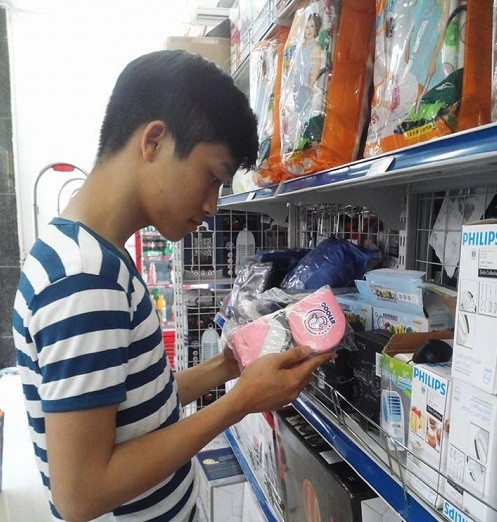 Sau khi những bức ảnh về cách chống nắng nóng của học sinh được đăng tải đã thu hút rất nhiều ý kiến từ CĐM.