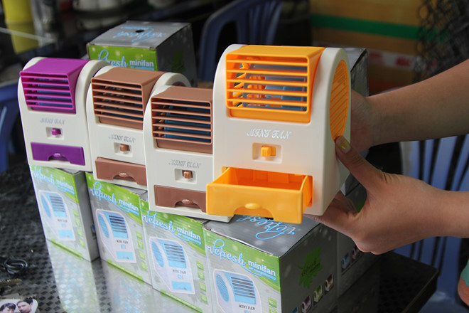 Mặc dù lớp học thời này vốn có hệ thống quạt mát rồi nhưng nhờ chiếc quạt mini này cô bạn cảm thấy đỡ nóng hơn.