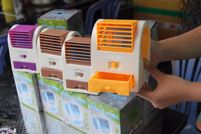 Mặc dù lớp học thời này vốn có hệ thống quạt mát rồi nhưng nhờ chiếc quạt mini này cô bạn cảm thấy đỡ nóng hơn.