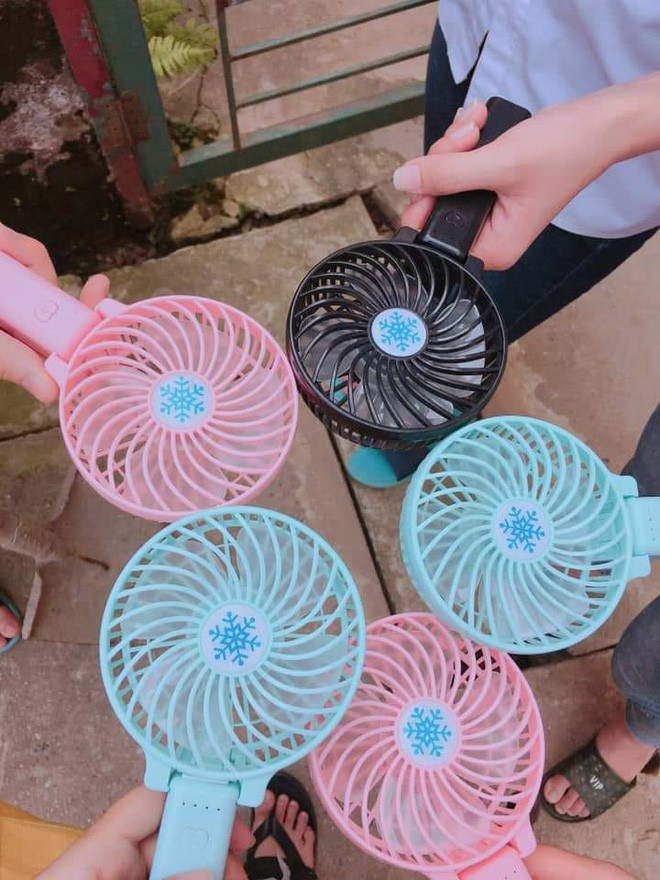 Nhưng với học sinh thì quá vất vả khi phải đến trường trong ngày nắng nóng đỉnh điểm. Chính vì thế, các bạn trẻ đã nghĩ ra cách để chống lại cơn nóng bức này.