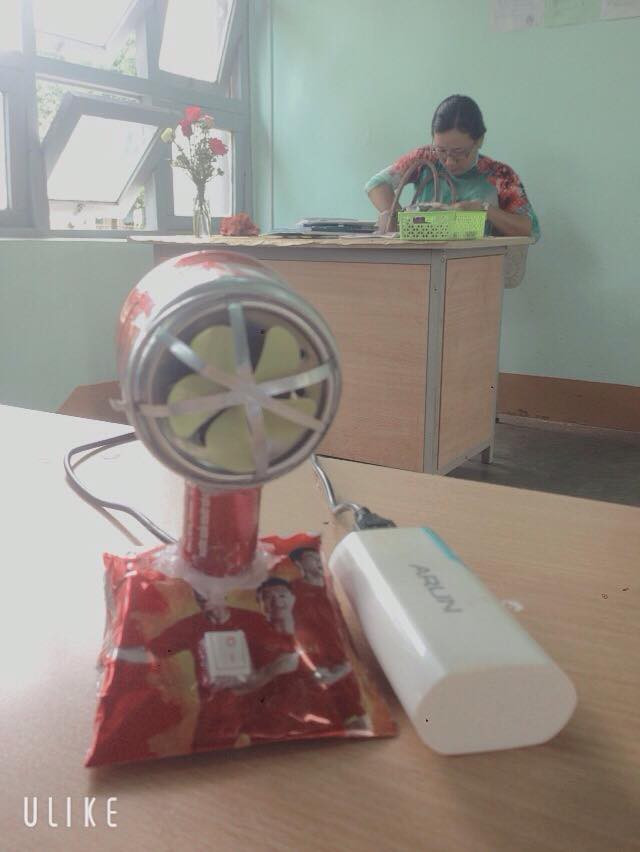 Mới đây, một cư dân mạng đã chia sẻ hình ảnh về học sinh một lớp học còn cả bộ quạt điện mini đến lớp.
