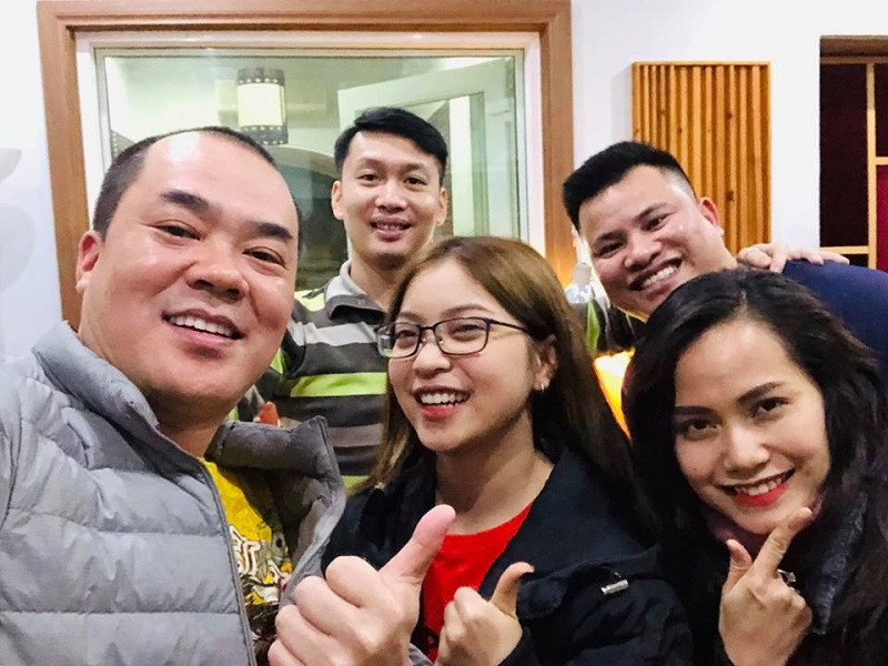 Dẫu vậy, với gương mặt sáng và giọng hát ngọt ngào, Nhật Lê vẫn ấp ủ dự định muốn theo đuổi sự nghiệp âm nhạc chuyên nghiệp.