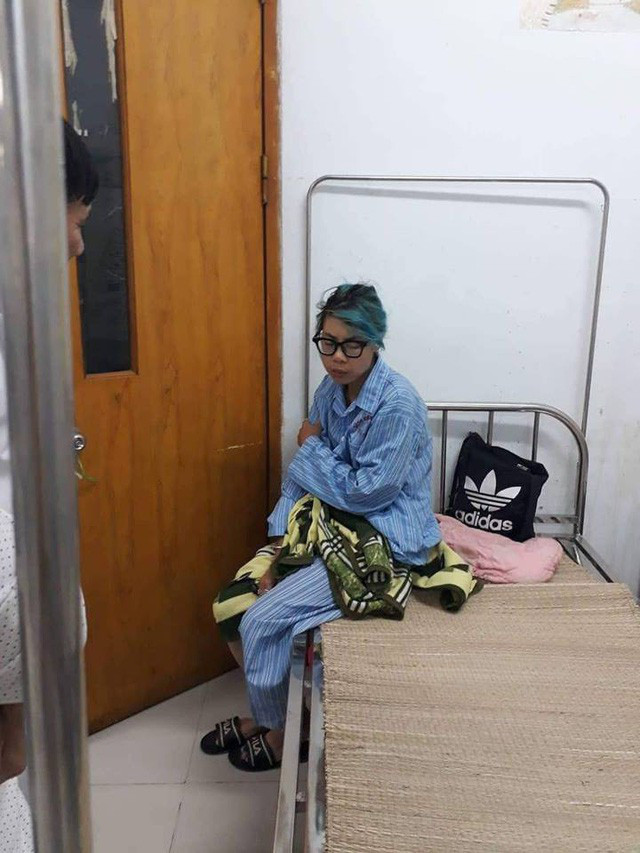 Sau khi bị bạn góp ý kiến về những việc không hay, Bella một mực ôm con bỏ đi.