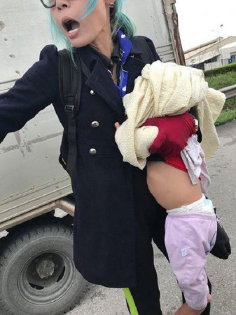 Cùng với bài viết dài đó, hot mom Hằng Túi còn chia sẻ thêm một số hình ảnh chụp màn hình ghi lại đoạn đối thoại giữa cô và người bạn ở Hải Dương của Bella cho mọi người cùng đọc.