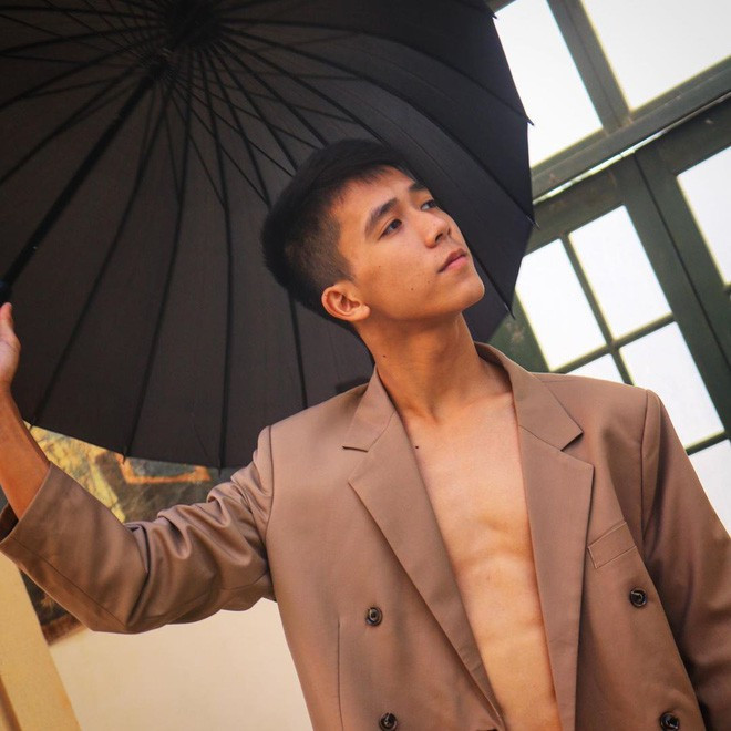 Được biết, cậu bạn này có tên là Ngô Thành Đạt (sinh năm 1997, quê ở Thuận Thành, Bắc Ninh). Anh chàng không những có ngoại hình tuấn tú mà còn sở hữu chiều cao "khủng" 1m81.