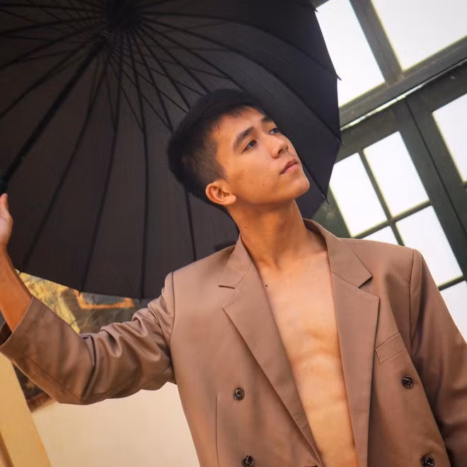 Được biết, cậu bạn này có tên là Ngô Thành Đạt (sinh năm 1997, quê ở Thuận Thành, Bắc Ninh). Anh chàng không những có ngoại hình tuấn tú mà còn sở hữu chiều cao "khủng" 1m81.