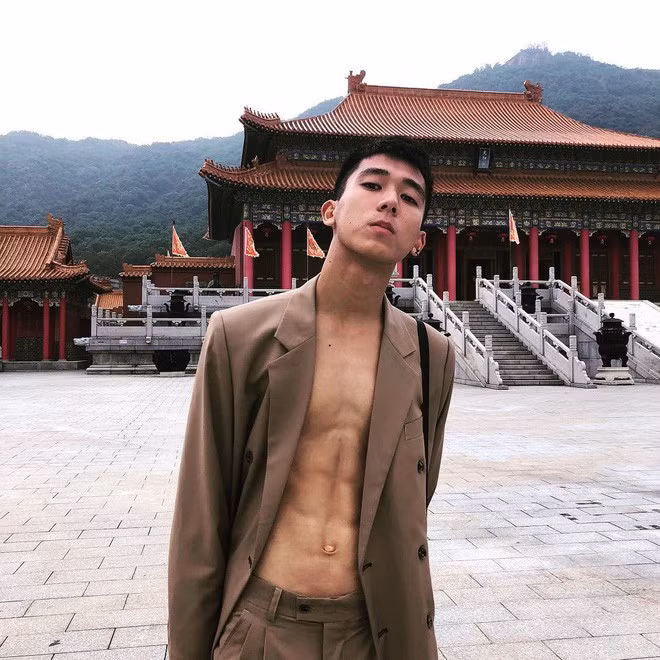 Thành Đạt cũng chia sẻ rằng vì quá yêu thích thể thao nên nên đã bắt đầu học bóng chuyền vào năm 2, sau đó được vào đội tuyển của trường, đi các nơi thi đấu; tham gia với các giải bóng đá ở trường.