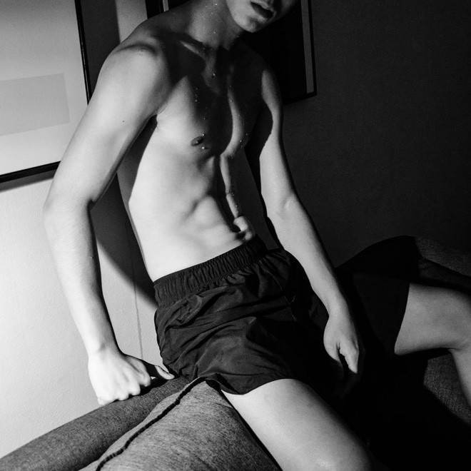 Trên một group khá nổi tiếng có tên "Hội những người thích ngắm trai châu Á", cư dân mạng đang truyền tay nhau thông tin và hình ảnh của một nam sinh người Việt đang là du học sinh Trung Quốc.