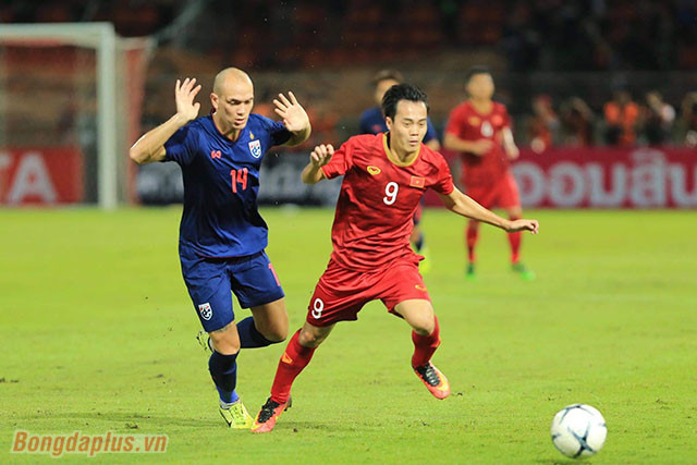 Văn Toàn là cầu thủ có nhiều cơ hội nhất trong trận đấu giữa đội tuyển Việt Nam và Thái Lan. Riêng cầu thủ gốc Hải Dương này có tới không dưới 4 lần dứt điểm về phía Siwarak. Ảnh: Bongdaplus