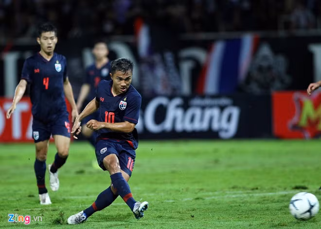 Chính sự áp sát của các cầu thủ Việt Nam khiến Chanathip gần như không có đất diễn và dần "mất hút" ở những điểm nóng. Ảnh: Zing