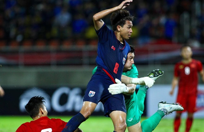 Sau phút đầu bị đội tuyển Việt Nam lấn lướt, Thái Lan bình tĩnh lấy lại thế trận bằng cách giữ bóng nhiều hơn ở tuyến tiền vệ. Sau đó, tung những cú tạt từ hai cánh để tuyến hai băng lên dứt điểm. Ảnh: Zing